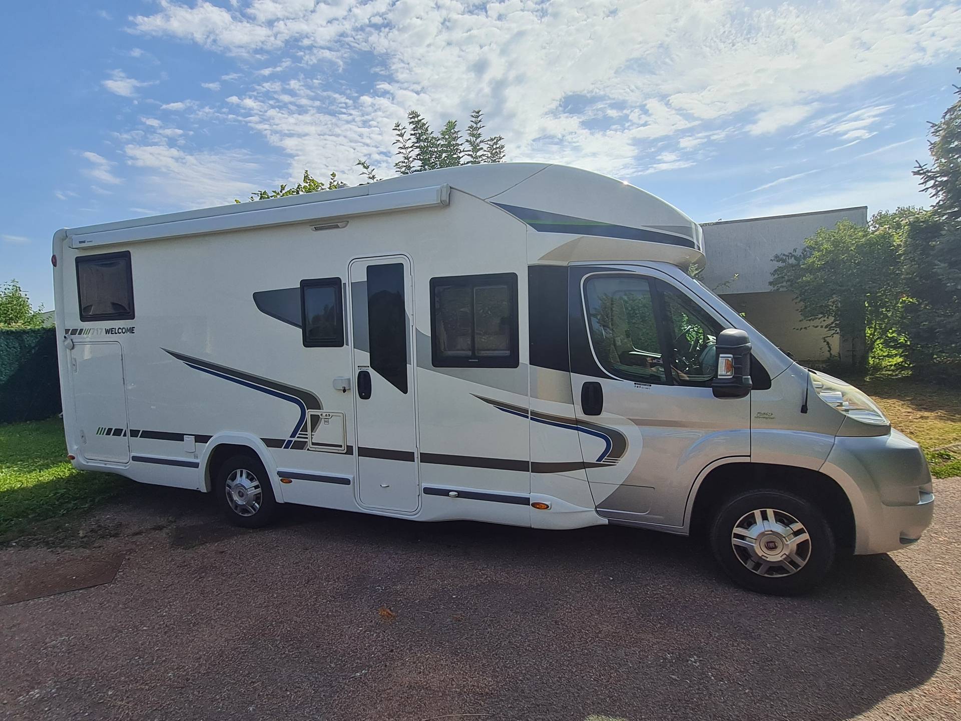 Camping-car profilé 4 places tout équipé 